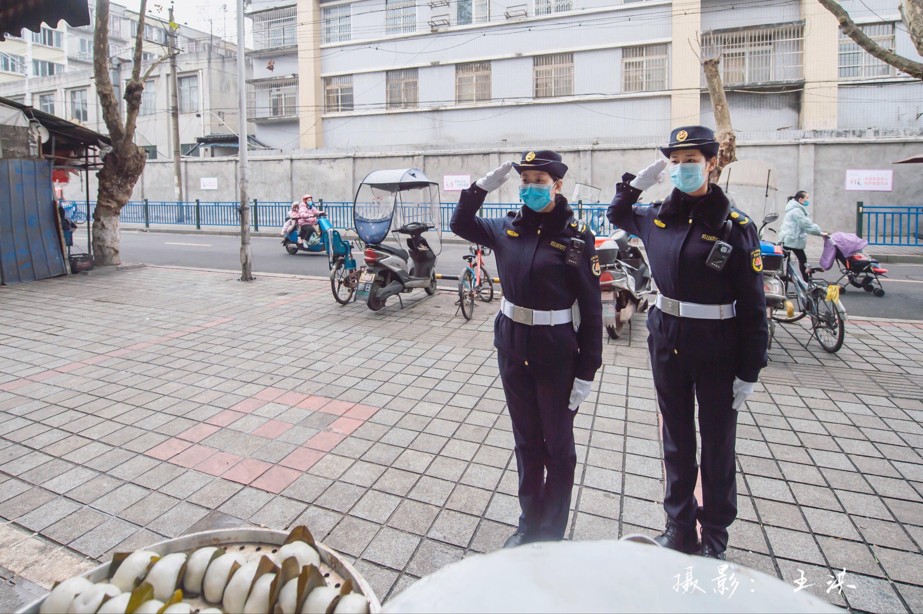 综合执法队员在街头执法