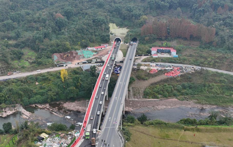 城区路网再升级 青鼻山隧道二号及附属桥梁工程提前2个月建成通车